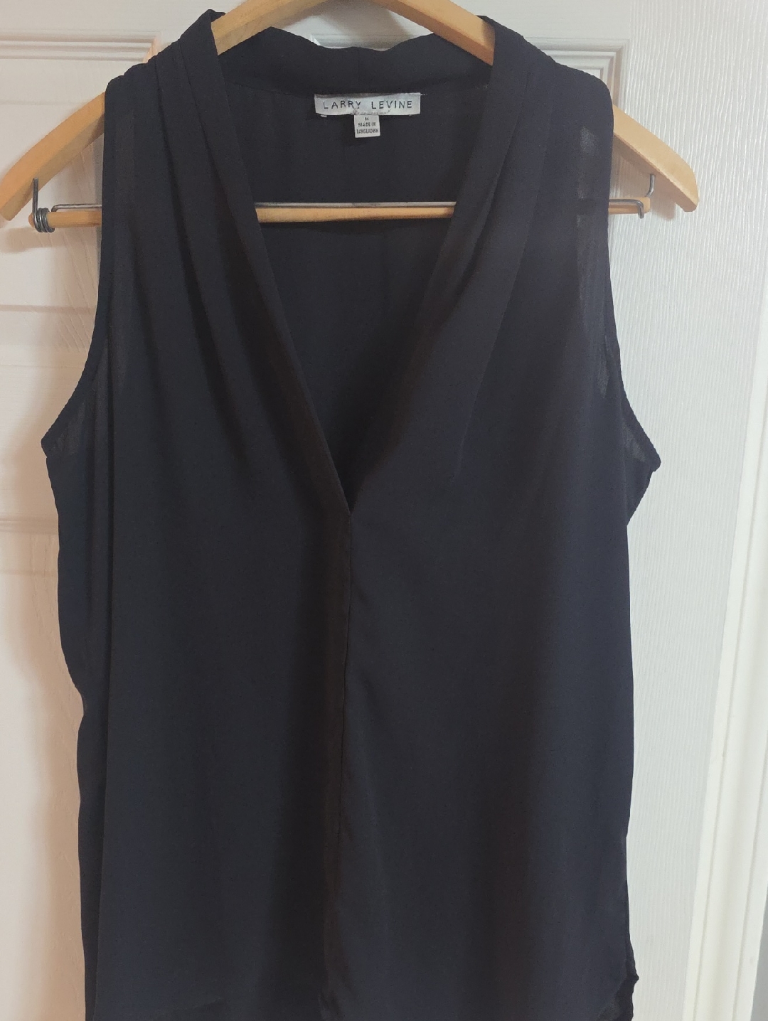Larry Levine Black V-Neck Sleeveless Camisole